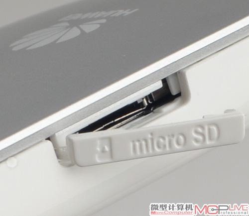 内置的MicroSD卡槽能在USB连接电脑时充当读卡器使用。