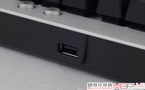 USB HUB功能让玩家外接游戏耳麦和闪存盘变得轻松。