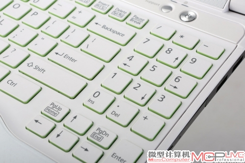 键盘采用双色设计，独立的数字键盘也是一大亮点。