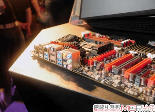Maximus V Extreme拥有8个SATA接口，依旧在PCB上整合了一键开机键和各种极限超频监测点，同事也配备了雷电等接口，能够实现高速传输，接口亦非常丰富。