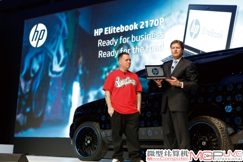 惠普公司高级副总裁兼全球个人电脑事业部总经理James Mouton展示惠普商务笔记本电脑HP EliteBook 2170p。
