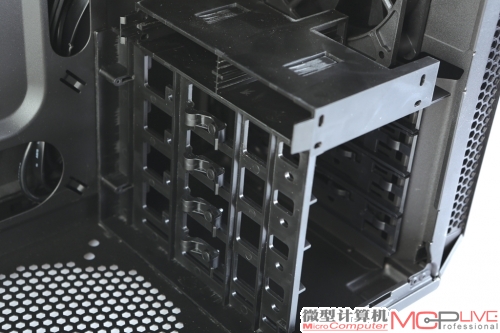 200R的硬盘位采用免工具拆卸设计，这对组建磁盘阵列系统有帮助。