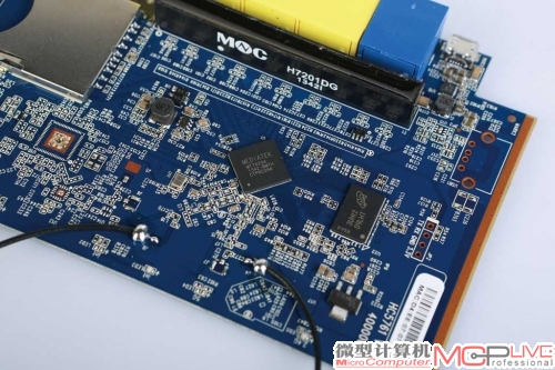 极壹S也采用了联发科MT7620A SOC主控芯片，主频达到580MHz。与之搭配的128MB DDR2内存，比小度64MB的容量多了一倍。