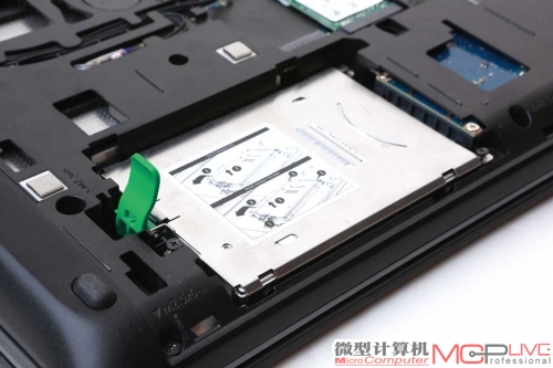 HDD硬盘支持免工具拆卸，有特殊需要的时候还可以使用螺丝加固。