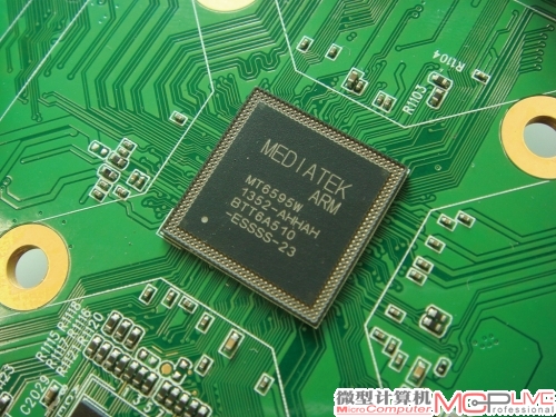 联发科在Cor tex-A17发布后不但很快发布了MT6595，还罕有地公布了这颗SoC的芯片照片。