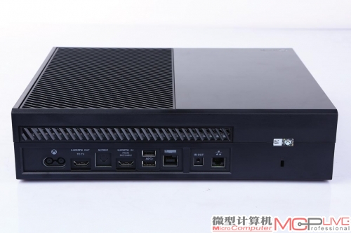 Xbox One拥有丰富的接口，包括一个HDMI输入、一个HDMI输出、三个USB（两个在背面一个在侧面）以及一个光钎音频接口和一个千兆以太网接口，可谓是应有尽有。