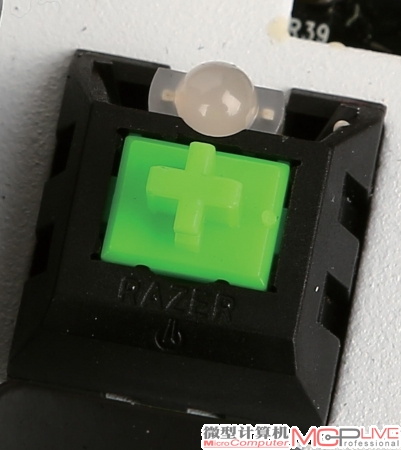 采用的是Razer定制的绿轴，其手感体验与结构跟Cherry MX青轴基本一致。这次的绿轴轴体上相比之前的版本多出了两个插孔，这是为四针脚的RGB LED背光灯留出的位置，而普通LED背光灯仅有两根针脚。