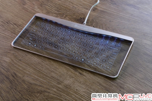 这款产品为有线键盘，使用扁平Micro USB线缆与PC连接；通电时，整个键盘美轮美奂。