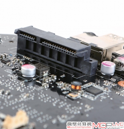 PCB的正面有一个额外的SATA接口，可以扩展存储空间，2.5英寸的SSD或HDD均可。