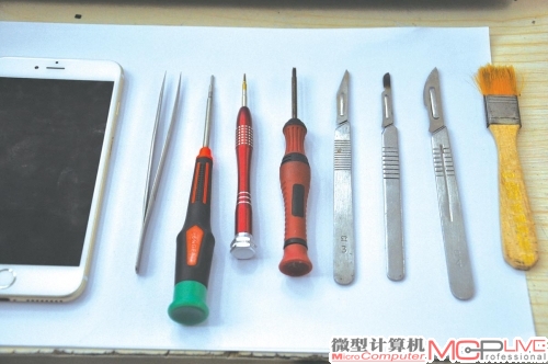 向大家展示一下即将用到的部份拆机工具，螺丝刀就有三种。“手术刀”也有三种，由左向右为11号，15号，23号手术刀，感觉是不是像医院的外科医生？